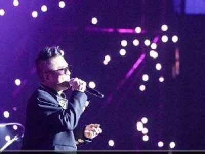 김건모 6년 만에 컴백 콘서트 열어 팬들 환호