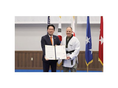 국기원 미8군 사령관에게 명예단증 수여